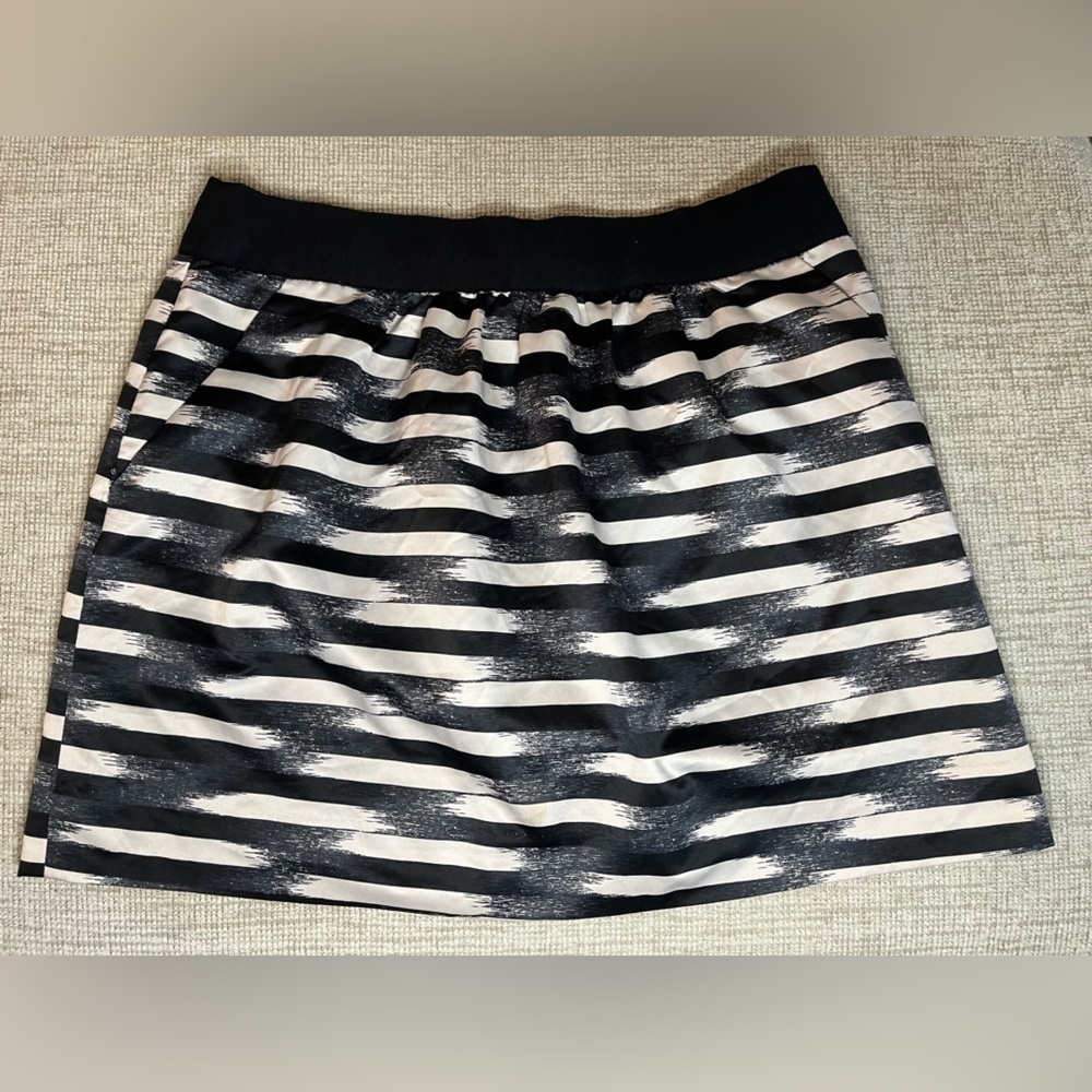 ⭐️ GAP A-line skirt- size 10- black grey stripe with small flaw